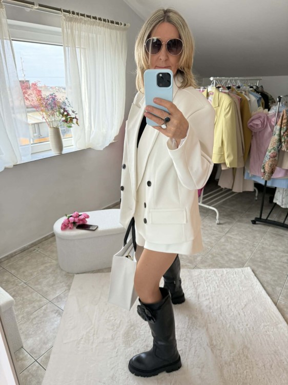 la milla marynarka średnia biała, marynarka la milla dwurzędowa biała, marynarka damska biała, la milla garnitur biały, la milla elegancki garnitur biały, la milla marynarka dwurzędowa, garnitur damski na wiosnę, la milla biały garnitur na wiosnę