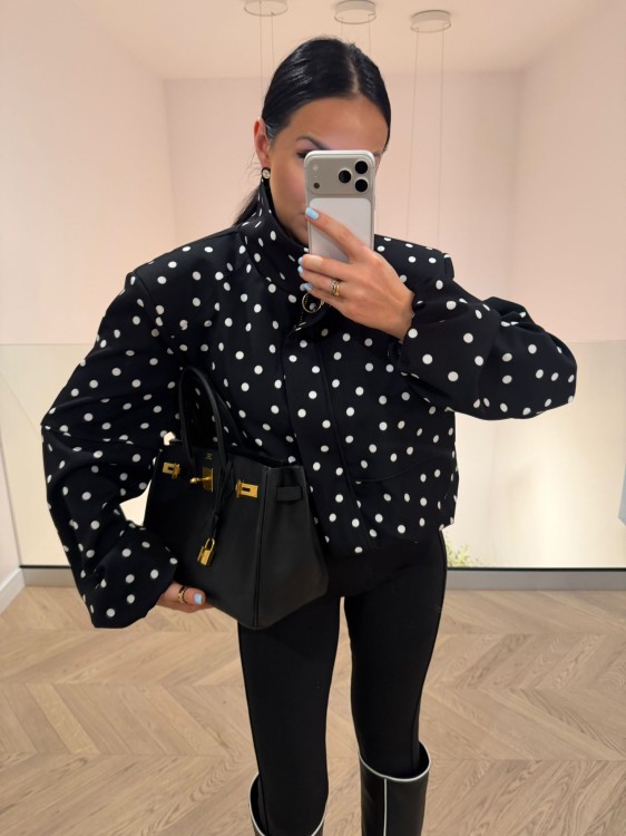 la milla bomberka w grochy, la milla  bomberka czarna w grochy, la milla bomberka wiskozowa, la milla bomberka z wiskozy na wiosnę, la milla w grochy kurtka, la milla czarna bomberka do wiosennych stylizacji