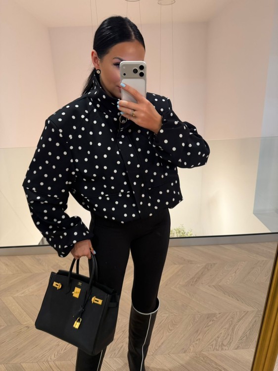 la milla bomberka w grochy, la milla  bomberka czarna w grochy, la milla bomberka wiskozowa, la milla bomberka z wiskozy na wiosnę, la milla w grochy kurtka, la milla czarna bomberka do wiosennych stylizacji