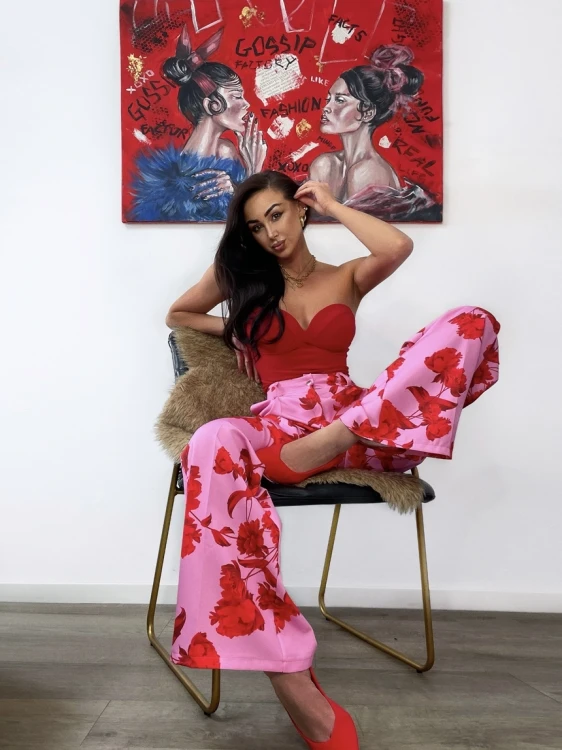 spodnie różowe w czerwone kwiaty, spodnie różowe w czerwone kwiaty la milla, spodnie damskie, spodnie la milla, spodnie różowe la milla