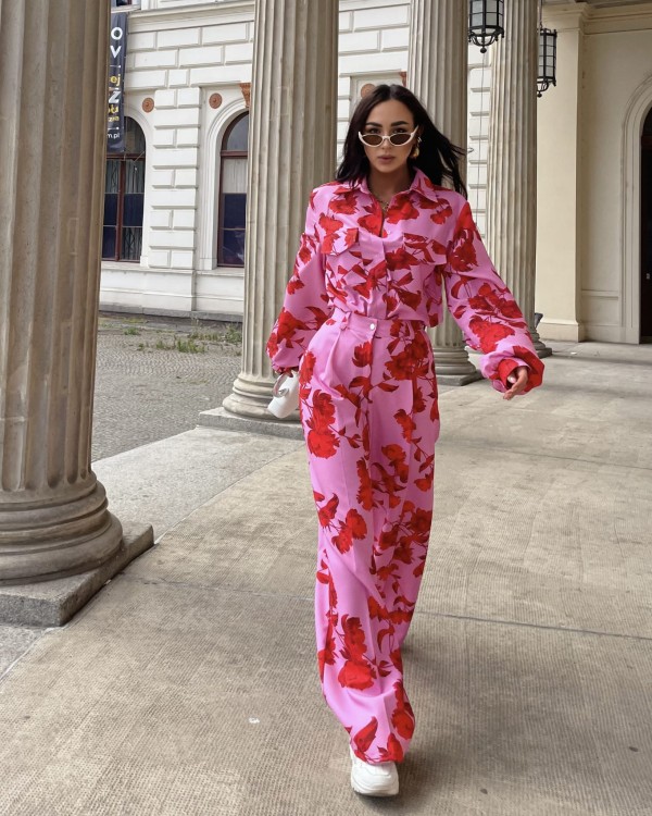 spodnie różowe w czerwone kwiaty, spodnie różowe w czerwone kwiaty la milla, spodnie damskie, spodnie la milla, spodnie różowe la milla