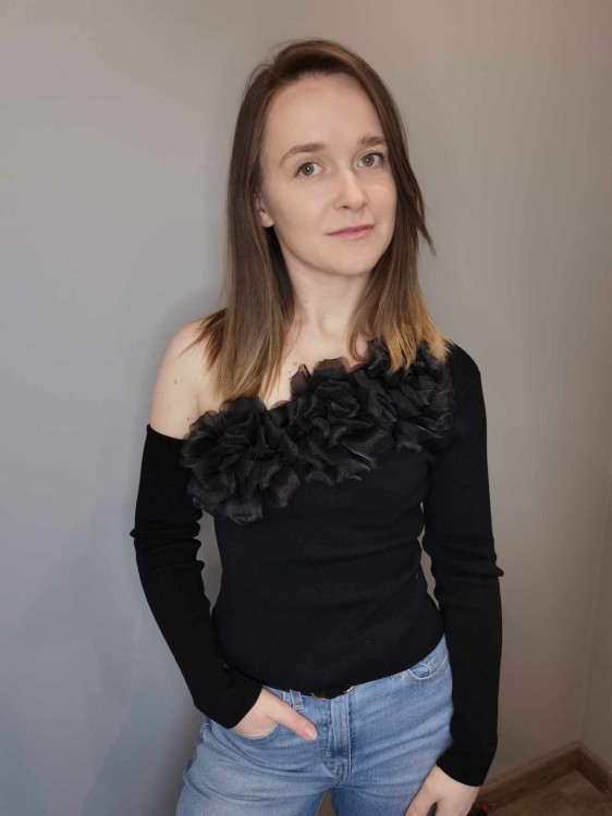 BLUZKA NA JEDNO RAMIĘ Z RÓŻAMI CZARNA