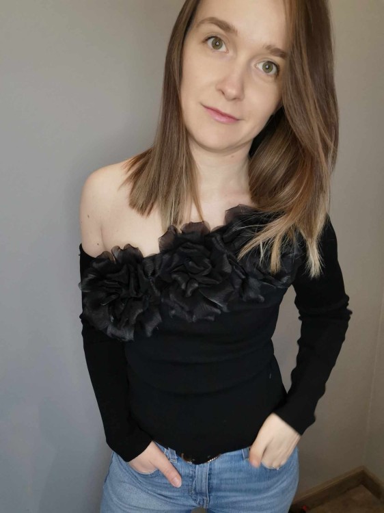 BLUZKA NA JEDNO RAMIĘ Z RÓŻAMI CZARNA