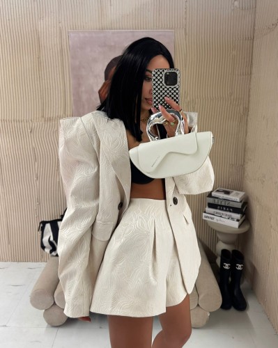 la milla spodenki motylki beżowe w haftowane kwiaty, la milla beżowe spodenki motylki, la milla szorty motylki beżowe, la milla szorty z zakładkami beżowe, la milla spodenki z zakładkami beżowe, spodenki na wiosnę la milla, eleganckie spodenki beżowe