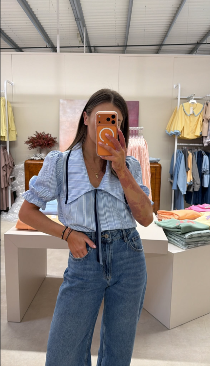 purpura koszula niebieska kratka, purpura bluzka z kołnierzykiem w niebieską kratkę, koszula vintage, koszula damska z kołnierzykiem, koszula z kołnierzykiem na wiosnę, koszula damska do jeansów, purpura koszula z kołnierzykiem vintage