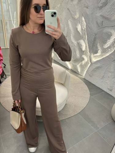 komplet z modalu na wiosnę, komplet modalowy damski, komplet modal plus size, wygodny komplet damski z modalu na wiosnę w kolorze beżowym, komplet homewear, komplet modal beżowy na wiosnę, komplet modal bluzka z długim rękawem