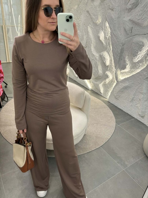 komplet z modalu na wiosnę, komplet modalowy damski, komplet modal plus size, wygodny komplet damski z modalu na wiosnę w kolorze beżowym, komplet homewear, komplet modal beżowy na wiosnę, komplet modal bluzka z długim rękawem