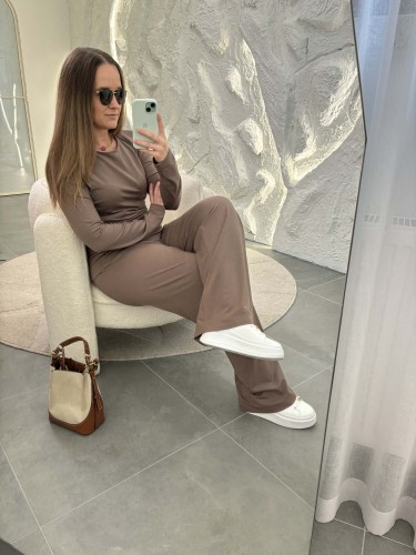 komplet z modalu na wiosnę, komplet modalowy damski, komplet modal plus size, wygodny komplet damski z modalu na wiosnę w kolorze beżowym, komplet homewear, komplet modal beżowy na wiosnę, komplet modal bluzka z długim rękawem