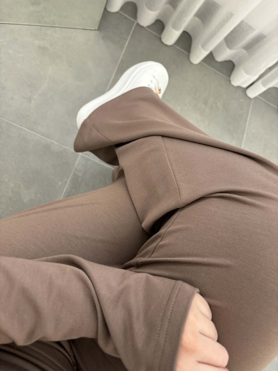 komplet z modalu na wiosnę, komplet modalowy damski, komplet modal plus size, wygodny komplet damski z modalu na wiosnę w kolorze beżowym, komplet homewear, komplet modal beżowy na wiosnę, komplet modal bluzka z długim rękawem