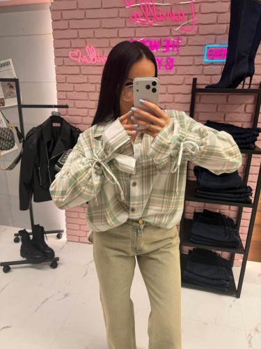 la milla koszula w kratę matcha, la milla koszula matcha w kratę, la milla koszula w kratę matcha na wiosnę z wiązaniami na mankietach, dłuższa koszula w kratkę do legginsów, matcha koszula w kratę la milla do wiosennych stylizacji