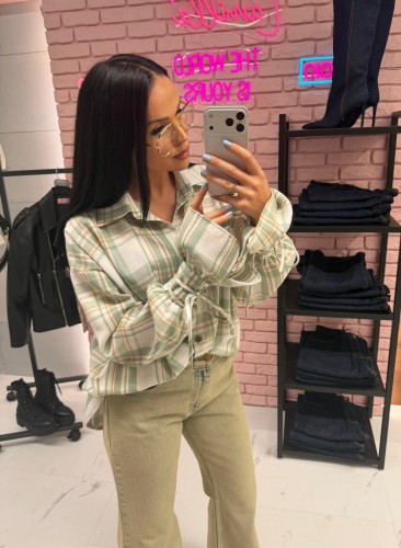 la milla koszula w kratę matcha, la milla koszula matcha w kratę, la milla koszula w kratę matcha na wiosnę z wiązaniami na mankietach, dłuższa koszula w kratkę do legginsów, matcha koszula w kratę la milla do wiosennych stylizacji