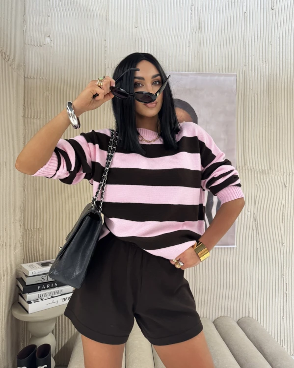 la milla komplet dzianinowy różowy  w czekoladowe paski, la milla komplet różowy w paski, la milla komplet sweterkowy w różowe pasy  sweter i spodenki, la milla komplet dzianinowy w pasy na wiosnę, la milla komplet sweterkowy na wiosnę