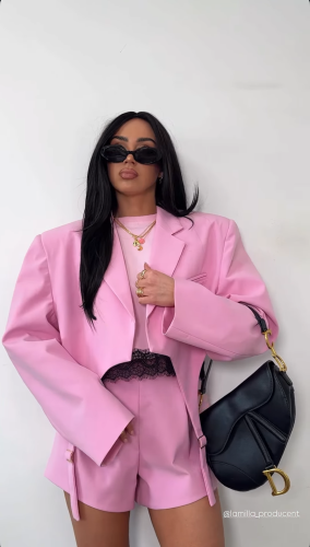 marynarka la milla różowa, krótka marynarka la milla różowa, krótka marynarka z lejcami, marynarka krótka la milla różowa, marynara lejce la milla, marynarka z pasami la milla, marynarka la milla na wiosnę, krótka marynarka różowa na wiosnę