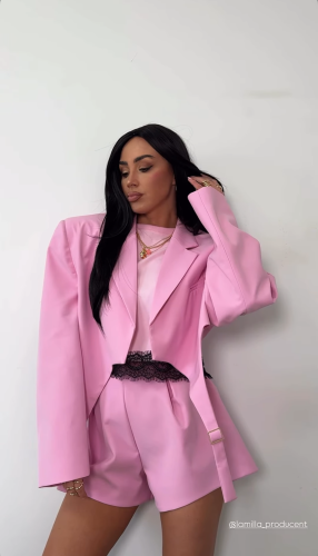 marynarka la milla różowa, krótka marynarka la milla różowa, krótka marynarka z lejcami, marynarka krótka la milla różowa, marynara lejce la milla, marynarka z pasami la milla, marynarka la milla na wiosnę, krótka marynarka różowa na wiosnę