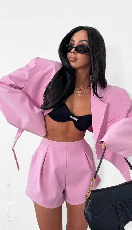 marynarka la milla różowa, krótka marynarka la milla różowa, krótka marynarka z lejcami, marynarka krótka la milla różowa, marynara lejce la milla, marynarka z pasami la milla, marynarka la milla na wiosnę, krótka marynarka różowa na wiosnę