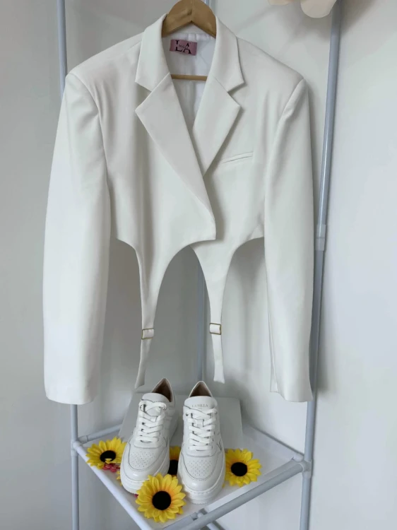 marynarka la milla biała, krótka marynarka la milla biała, krótka marynarka z lejcami, marynarka krótka la milla biała, marynarka lejce la milla, marynarka z pasami la milla, marynarka la milla na wiosnę, krótka marynarka biała na wiosnę