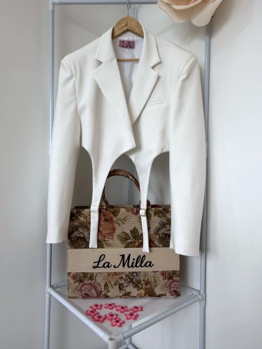 marynarka la milla biała, krótka marynarka la milla biała, krótka marynarka z lejcami, marynarka krótka la milla biała, marynarka lejce la milla, marynarka z pasami la milla, marynarka la milla na wiosnę, krótka marynarka biała na wiosnę