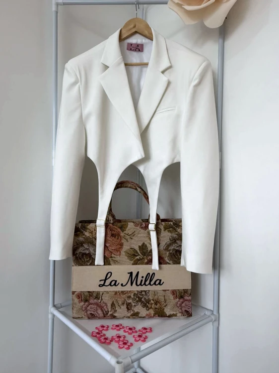 marynarka la milla biała, krótka marynarka la milla biała, krótka marynarka z lejcami, marynarka krótka la milla biała, marynarka lejce la milla, marynarka z pasami la milla, marynarka la milla na wiosnę, krótka marynarka biała na wiosnę