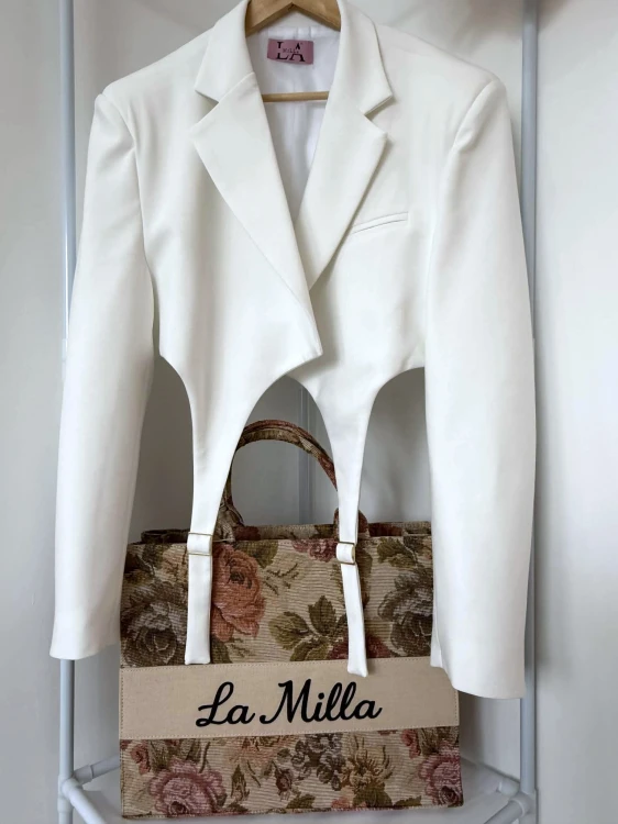 marynarka la milla biała, krótka marynarka la milla biała, krótka marynarka z lejcami, marynarka krótka la milla biała, marynarka lejce la milla, marynarka z pasami la milla, marynarka la milla na wiosnę, krótka marynarka biała na wiosnę