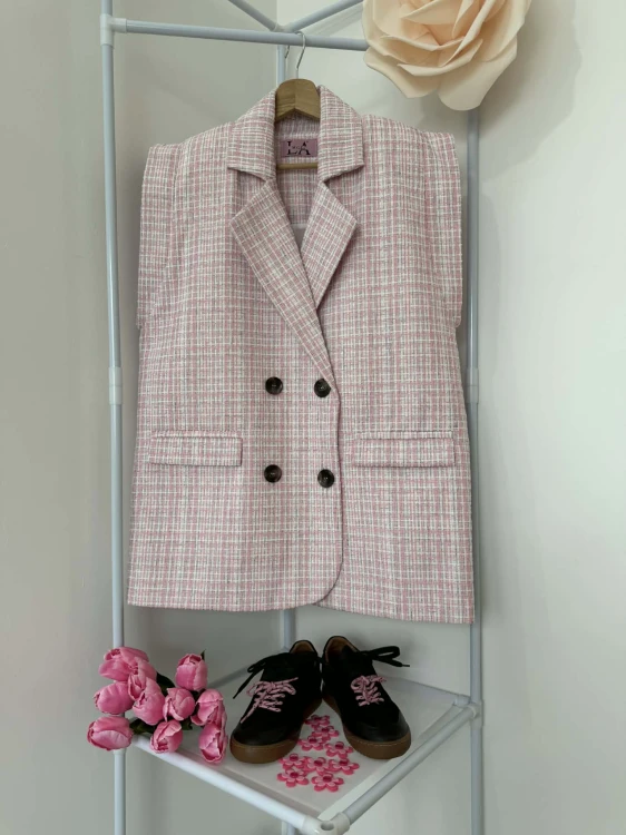 la milla kamizelka różowa, kamizelka różowa la milla, dłuższa kamizelka różowa, wiosenne stylizacje, kamizelka różowa do jeansów, kamizelka różowa do spodenek, la milla kamizelka oversize, la milla kamizelka garnitur, la milla kamizelka na komunię