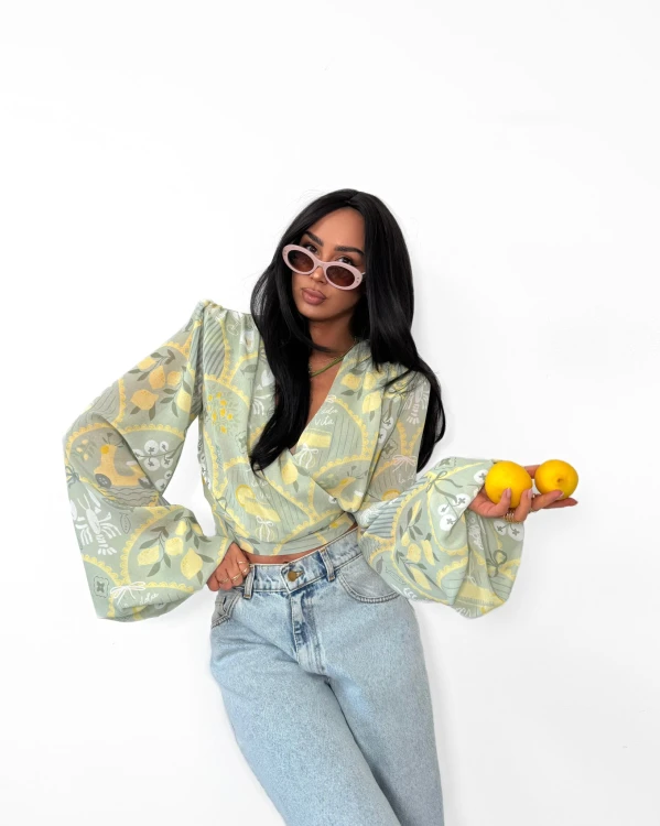 la milla wiązana koszula khaki na lato, koszula  na randkę la milla, la milla bluzka wiązana zielona, la milla zielona bluzka z szerokimi rękawami, la milla bluzka zielona na wiosnę, la milla wiskozowa koszula wiązana oliwka do jeansów