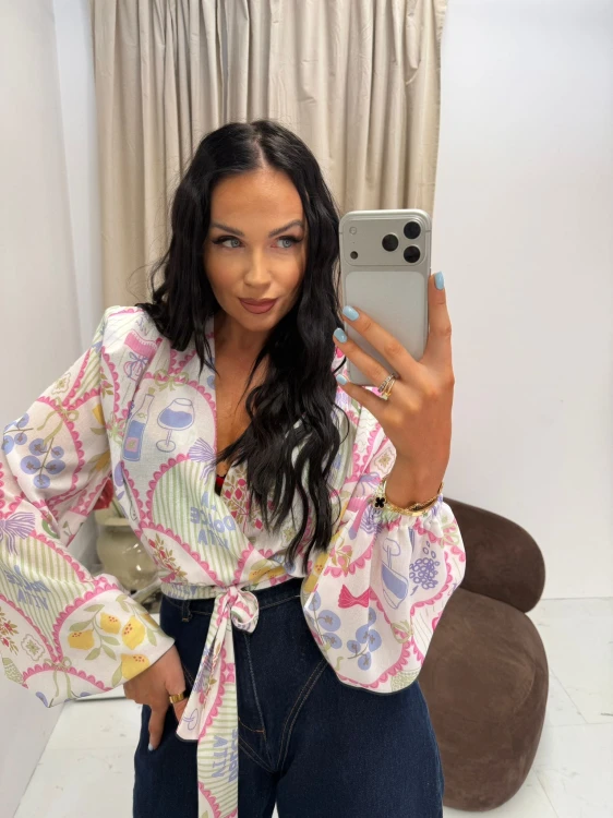 la milla wiązana koszula śmietana na lato, koszula na randkę la milla, la milla bluzka wiązana kremowa, la milla kremowa bluzka z szerokimi rękawami, la milla bluzka śmietankowa na wiosnę, la milla wiskozowa koszula wiązana la dolce vita do jeansów