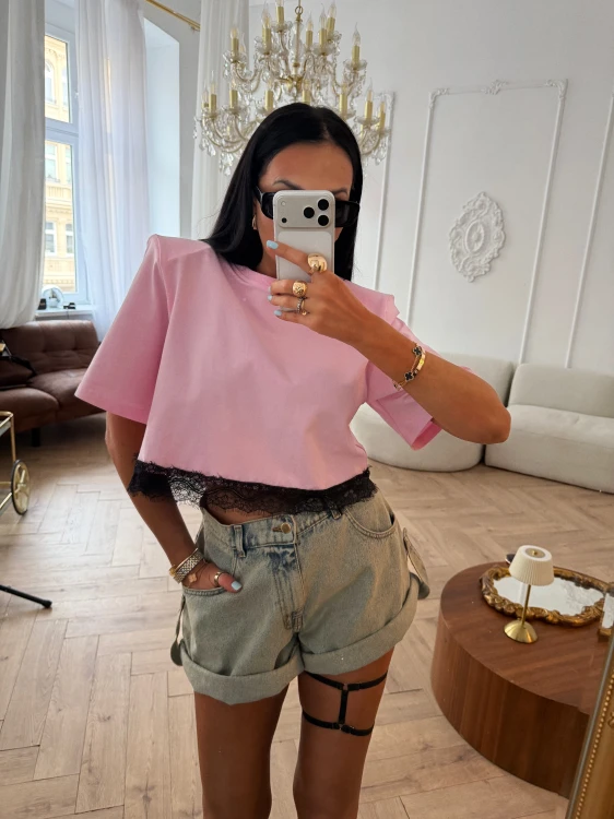 la milla tshirt różowy z czarną koronką, la milla tshirt różowy wykończony czarną koronką, la milla bluzka różowa z koronką, la milla różowa bluzka wykończona koronka, la milla tshirt różowy z koronką na wiosnę