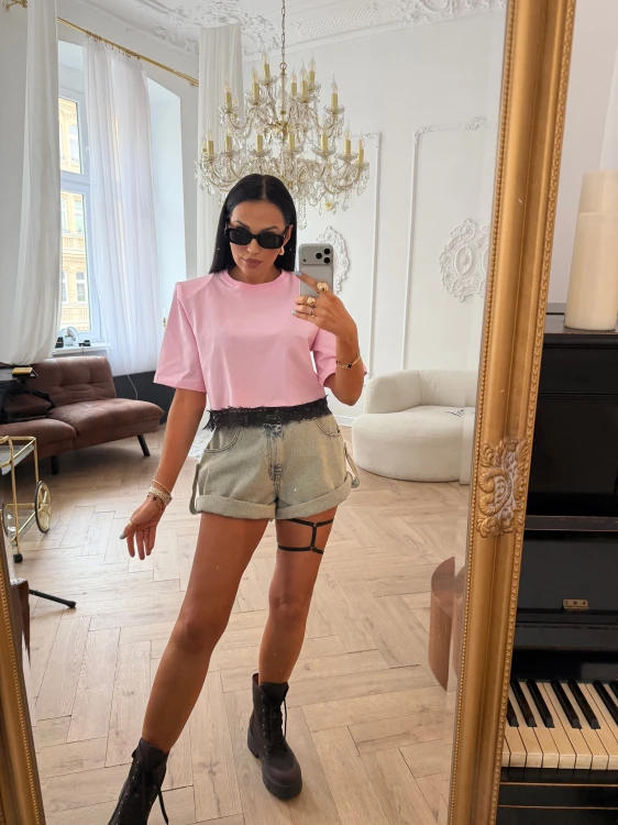 la milla tshirt różowy z czarną koronką, la milla tshirt różowy wykończony czarną koronką, la milla bluzka różowa z koronką, la milla różowa bluzka wykończona koronka, la milla tshirt różowy z koronką na wiosnę