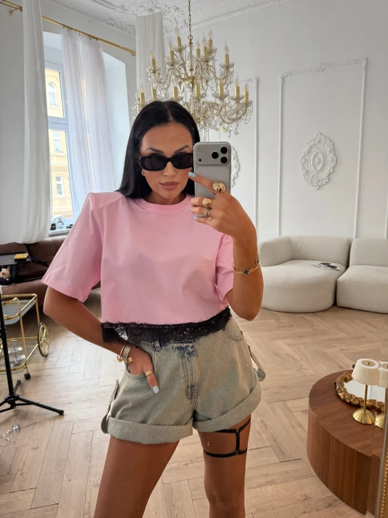 la milla tshirt różowy z czarną koronką, la milla tshirt różowy wykończony czarną koronką, la milla bluzka różowa z koronką, la milla różowa bluzka wykończona koronka, la milla tshirt różowy z koronką na wiosnę