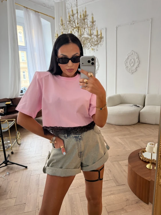 la milla tshirt różowy z czarną koronką, la milla tshirt różowy wykończony czarną koronką, la milla bluzka różowa z koronką, la milla różowa bluzka wykończona koronka, la milla tshirt różowy z koronką na wiosnę