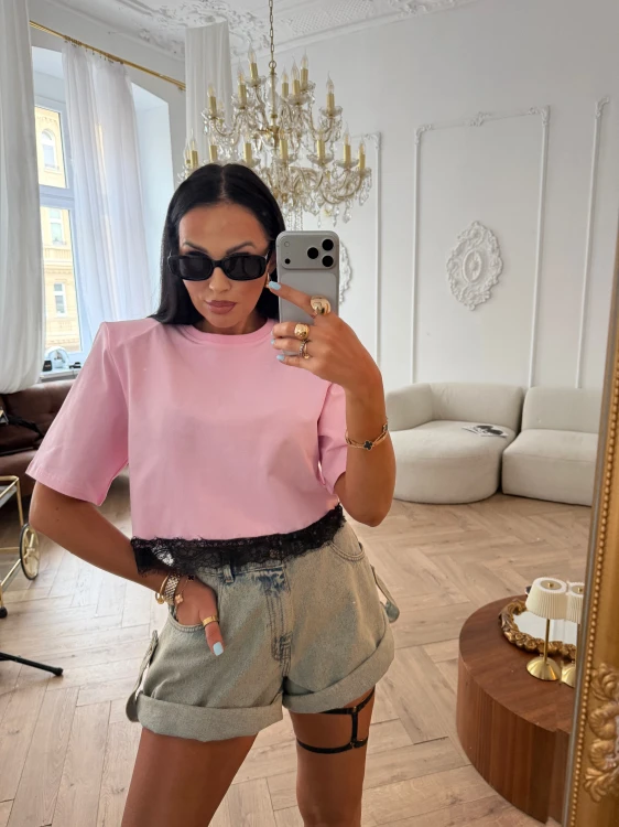 la milla tshirt różowy z czarną koronką, la milla tshirt różowy wykończony czarną koronką, la milla bluzka różowa z koronką, la milla różowa bluzka wykończona koronka, la milla tshirt różowy z koronką na wiosnę