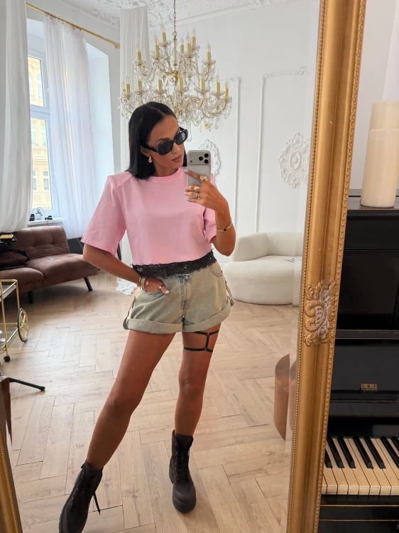 la milla tshirt różowy z czarną koronką, la milla tshirt różowy wykończony czarną koronką, la milla bluzka różowa z koronką, la milla różowa bluzka wykończona koronka, la milla tshirt różowy z koronką na wiosnę