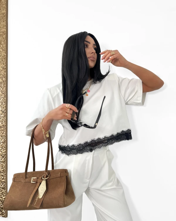 la milla tshirt biały z czarną koronką, la milla tshirt biały wykończony czarną koronką, la milla bluzka biała z koronką, la milla biała bluzka wykończona koronka, la milla tshirt biały z koronką na wiosnę