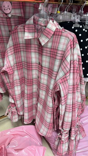 la milla koszula w kratę różowa, la milla koszula matcha w kratę, la milla koszula w kratę różowa na wiosnę z wiązaniami na mankietach, dłuższa koszula w kratkę do legginsów, różowa koszula w kratę la milla do wiosennych stylizacji