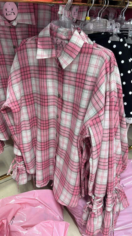 la milla koszula w kratę różowa, la milla koszula matcha w kratę, la milla koszula w kratę różowa na wiosnę z wiązaniami na mankietach, dłuższa koszula w kratkę do legginsów, różowa koszula w kratę la milla do wiosennych stylizacji