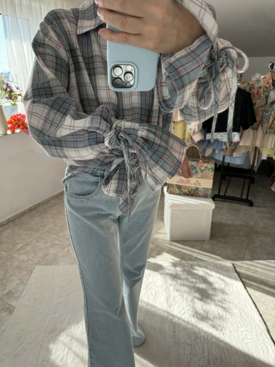 la milla koszula w kratę niebieska, la milla koszula niebieska w kratę, la milla koszula w kratę niebieska na wiosnę z wiązaniami na mankietach, dłuższa koszula w kratkę do legginsów, niebieska koszula w kratę la milla do wiosennych stylizacji