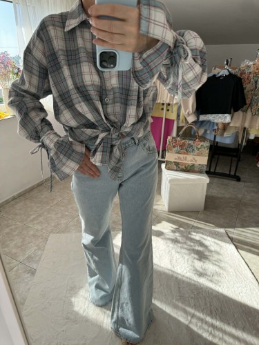 la milla koszula w kratę niebieska, la milla koszula niebieska w kratę, la milla koszula w kratę niebieska na wiosnę z wiązaniami na mankietach, dłuższa koszula w kratkę do legginsów, niebieska koszula w kratę la milla do wiosennych stylizacji