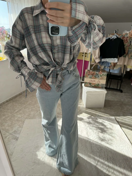 la milla koszula w kratę niebieska, la milla koszula niebieska w kratę, la milla koszula w kratę niebieska na wiosnę z wiązaniami na mankietach, dłuższa koszula w kratkę do legginsów, niebieska koszula w kratę la milla do wiosennych stylizacji