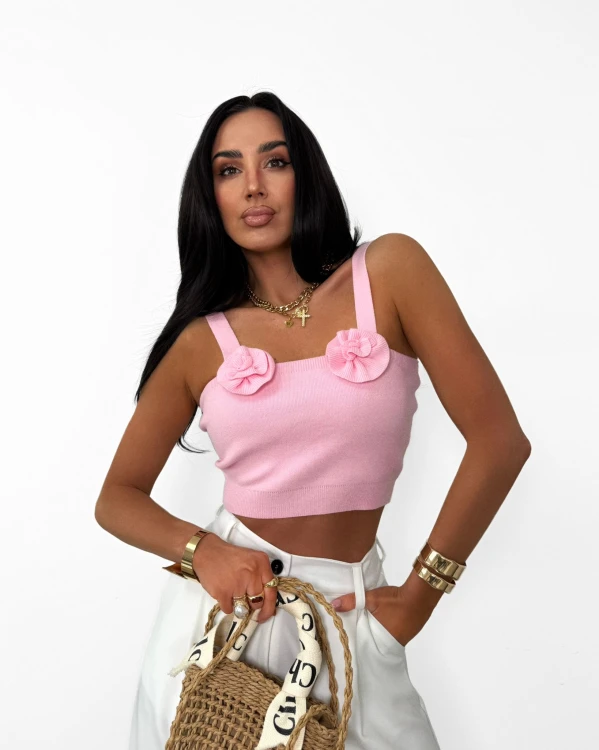 la milla top sweterkowy z różami, la milla krótki top różowy z różami, la milla top dzianinowy z różami, la milla top sweterkowy na wiosnę, la milla różowy top na lato, la milla top na wakacje