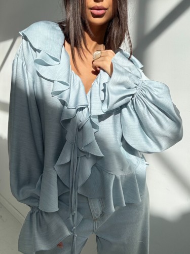 Emo koszula mia niebieska, emo elegancka bluzka mia z falbanami, emo wiskozowa bluzka mia niebieska, emo bluzka z falbanami i wiązaniami niebieska na wiosnę, emo bluzka bufiaste rękawy, emo elegancka bluzka mia na wiosnę