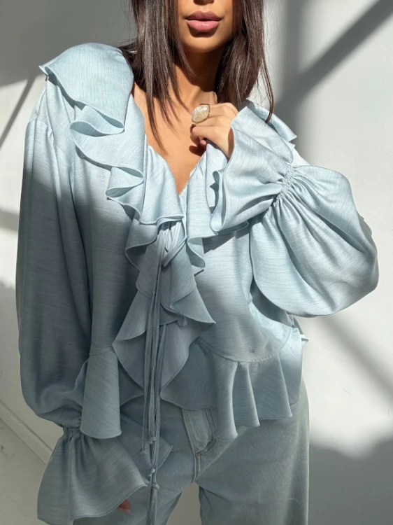 Emo koszula mia niebieska, emo elegancka bluzka mia z falbanami, emo wiskozowa bluzka mia niebieska, emo bluzka z falbanami i wiązaniami niebieska na wiosnę, emo bluzka bufiaste rękawy, emo elegancka bluzka mia na wiosnę