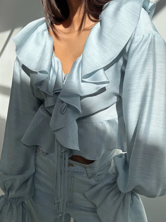 Emo koszula mia niebieska, emo elegancka bluzka mia z falbanami, emo wiskozowa bluzka mia niebieska, emo bluzka z falbanami i wiązaniami niebieska na wiosnę, emo bluzka bufiaste rękawy, emo elegancka bluzka mia na wiosnę