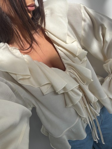 Emo koszula mia marcepan, emo elegancka bluzka mia z falbanami, emo wiskozowa bluzka mia marcepan, emo bluzka z falbanami i wiązaniami marcepan na wiosnę, emo bluzka bufiaste rękawy, emo elegancka bluzka mia na wiosnę
