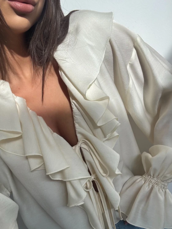 Emo koszula mia marcepan, emo elegancka bluzka mia z falbanami, emo wiskozowa bluzka mia marcepan, emo bluzka z falbanami i wiązaniami marcepan na wiosnę, emo bluzka bufiaste rękawy, emo elegancka bluzka mia na wiosnę