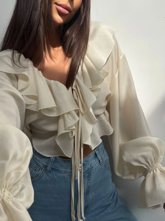 Emo koszula mia marcepan, emo elegancka bluzka mia z falbanami, emo wiskozowa bluzka mia marcepan, emo bluzka z falbanami i wiązaniami marcepan na wiosnę, emo bluzka bufiaste rękawy, emo elegancka bluzka mia na wiosnę
