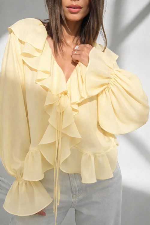 Emo koszula mia żółta, emo elegancka bluzka mia z falbanami, emo wiskozowa bluzka mia bananowa, emo bluzka z falbanami i wiązaniami banan na wiosnę, emo bluzka bufiaste rękawy, emo elegancka bluzka mia na wiosnę