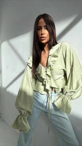 Emo koszula mia pistacja, emo elegancka bluzka mia z falbanami, emo wiskozowa bluzka mia pistacja, emo bluzka z falbanami i wiązaniami pistacjowa na wiosnę, emo bluzka bufiaste rękawy, emo elegancka bluzka mia na wiosnę