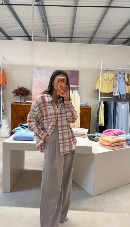 purpura spodnie Celina fango, purpura spodnie w kant fango, purpura eleganckie spodnie w kant na wiosnę fango, purpura spodnie wiskozowe polska produkcja, purpura spodnie proste nogawki fango