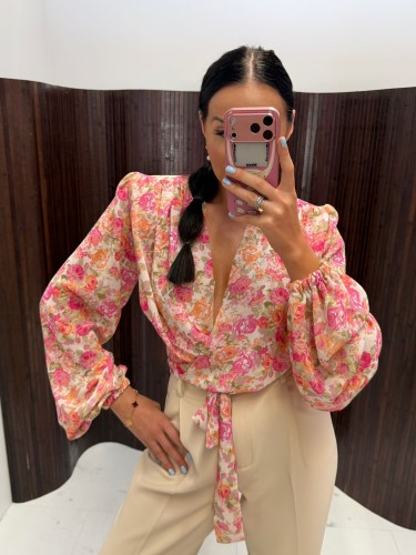 la milla wiązana koszula w kwiaty na wiosnę, koszula  na randkę la milla, la milla bluzka wiązana kwiaty, la milla kwiaty bluzka z szerokimi rękawami, la milla bluzka w kwiaty na wiosnę, la milla wiskozowa koszula wiązana kwiaty do jeansów