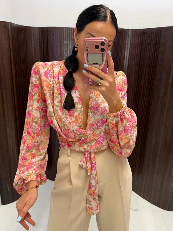 la milla wiązana koszula w kwiaty na wiosnę, koszula  na randkę la milla, la milla bluzka wiązana kwiaty, la milla kwiaty bluzka z szerokimi rękawami, la milla bluzka w kwiaty na wiosnę, la milla wiskozowa koszula wiązana kwiaty do jeansów